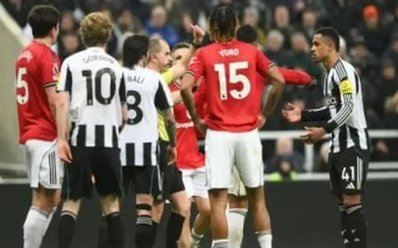 طرد وهدفان في شوط أول مثير بين نيوكاسل ومانشستر يونايتد بالبريميرليج